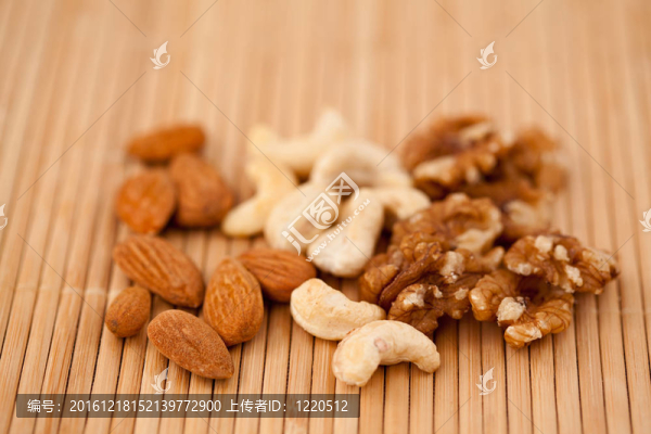 堅(jiān)果一起擺放