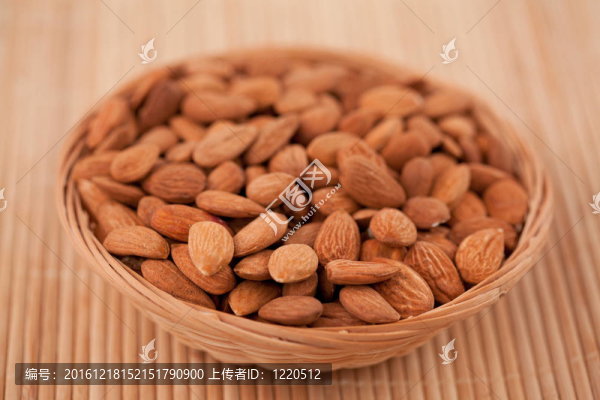 充滿烤杏仁的碗