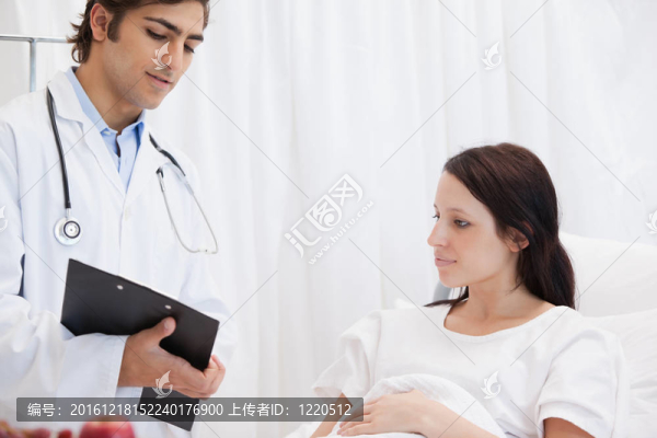 醫(yī)生向病人展示床單