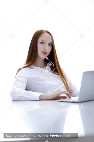 使用筆記本電腦的年輕女商人和尋找我們