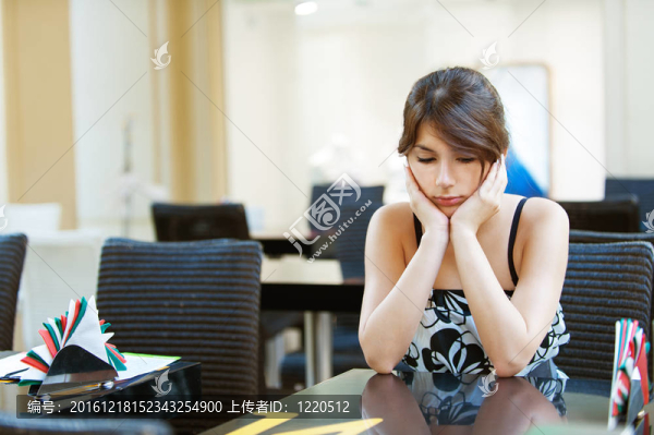 悲傷美麗的年輕女子