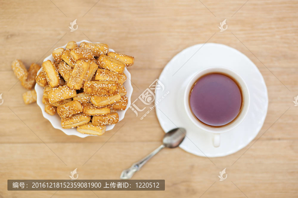 撒芝麻和杯子的面包棒