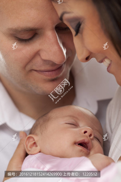 與Newborn,Baby混血的年輕夫婦