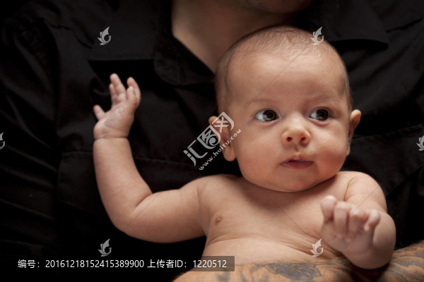 年輕的父親抱著混血兒