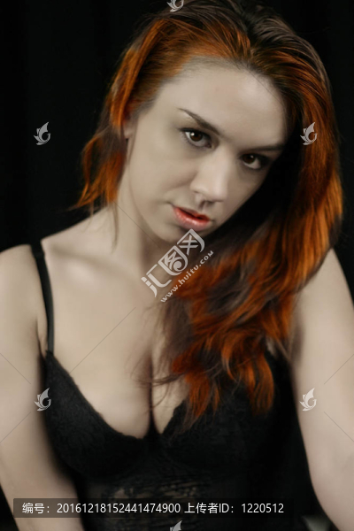 美麗性感的紅發(fā)女士；