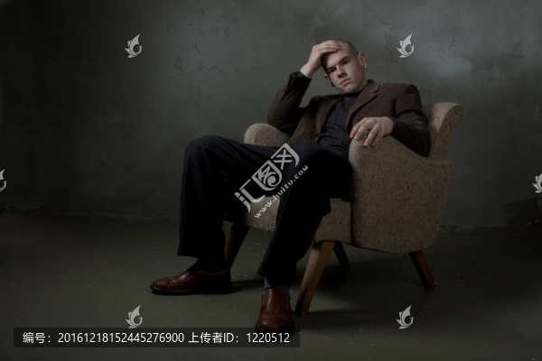 沉思的嚴(yán)肅的專業(yè)人