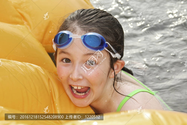 在湖里玩的女孩