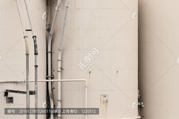 儲存液體的巨大工業(yè)金屬罐