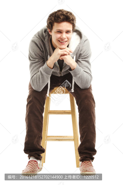 在連帽衫的年輕英俊的男人