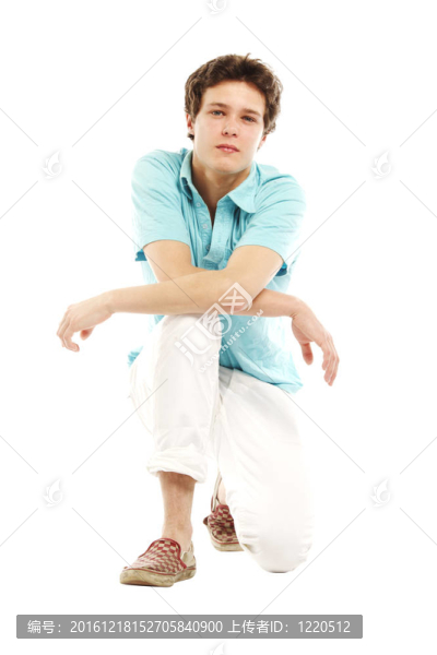 男子與夏季海灘風格跪下來