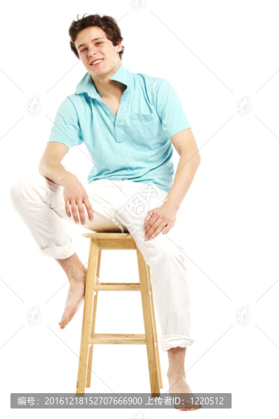 男子穿著夏季風(fēng)格的微笑