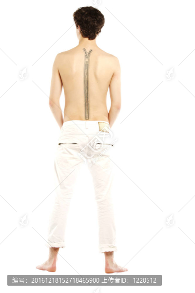 年輕男子光著上身拉鏈紋身