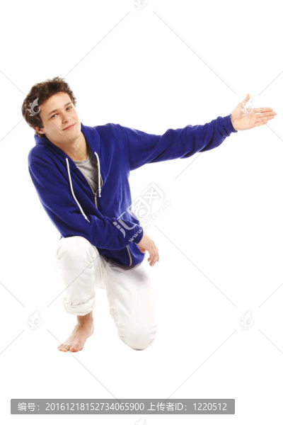 赤腳英俊男子跪下