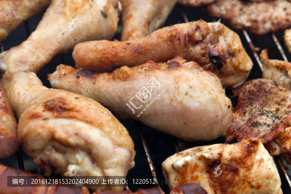 烤架上燒烤美味烤肉