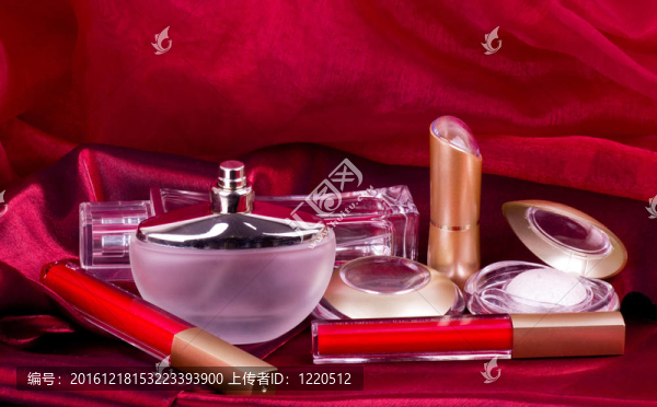 香水瓶；紅色唇膏