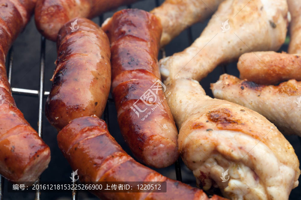 烤架上燒烤美味烤肉