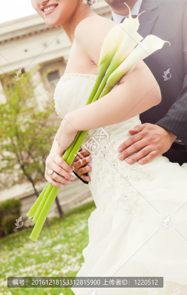 新婚夫婦擁抱