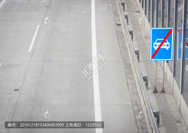 機(jī)動(dòng)車道路末端（用復(fù)制空間在道路右側(cè)簽名）