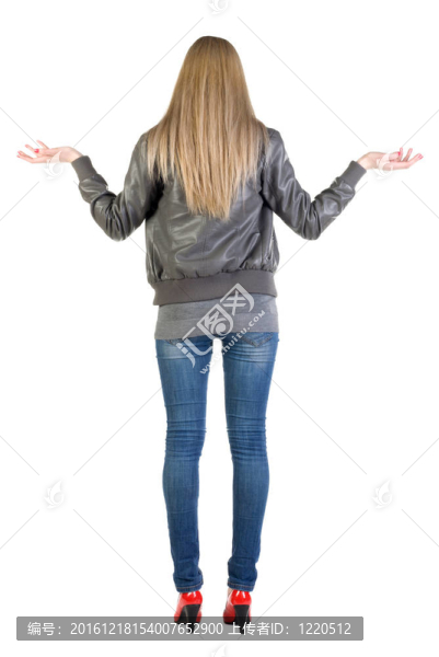 灰色外套中被震驚的女人的背影
