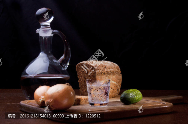 兩個洋蔥；黃瓜和黑麥面包