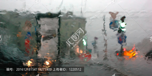 雨中的城市
