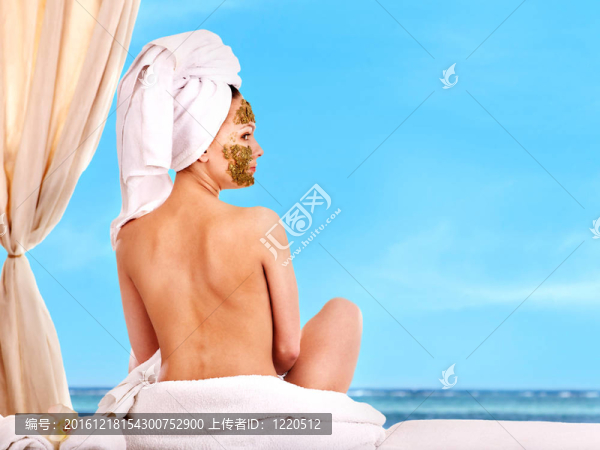 女子戶外水療。