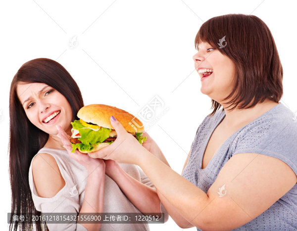婦女吃漢堡包。