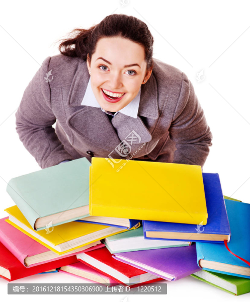 婦女拿書。