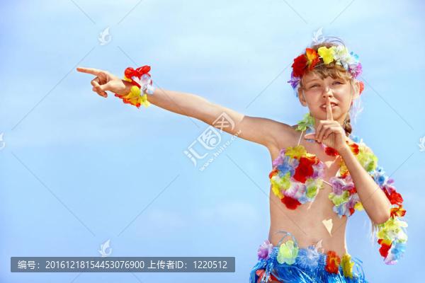 在海灘上玩耍的孩子們。
