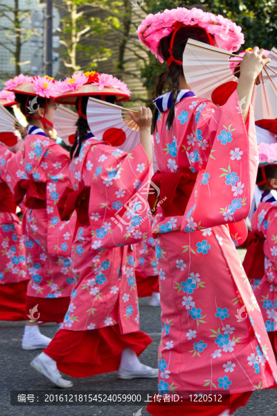 在和服游行的女孩