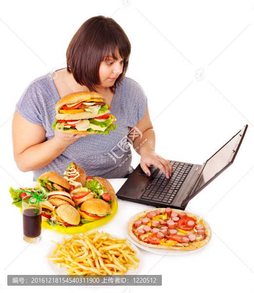 女人吃垃圾食品。