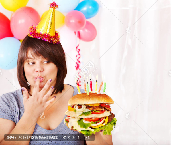 女人在生日吃漢堡。