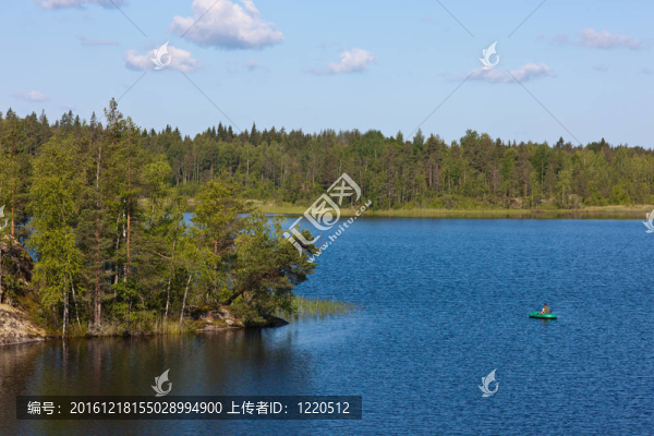 夏天在湖上劃船