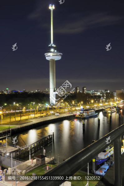塔和鹿特丹的夜景；