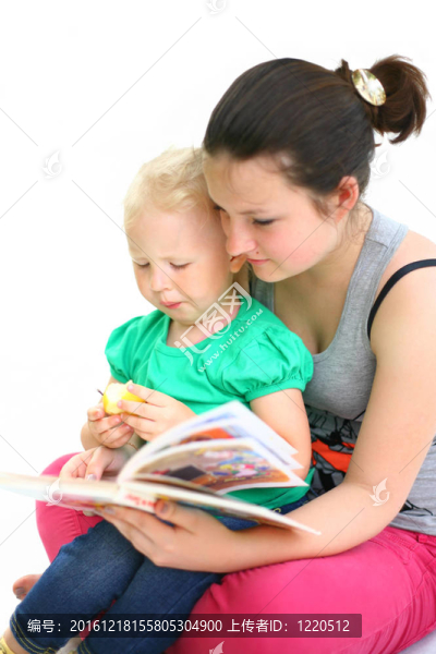 看護(hù)孩子看書