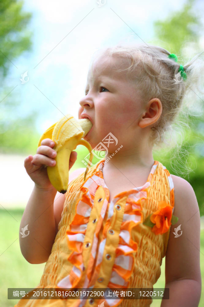 孩子吃香蕉