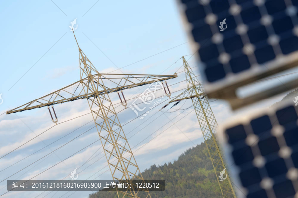 具有高壓塔的太陽能電池板