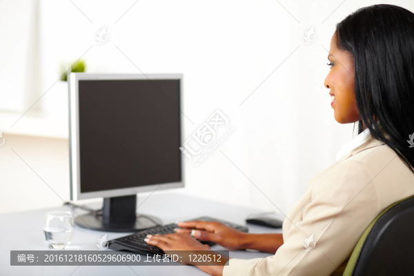 職業(yè)女性看監(jiān)視器