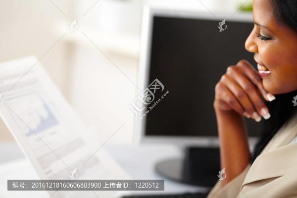 年輕女商人閱讀文件