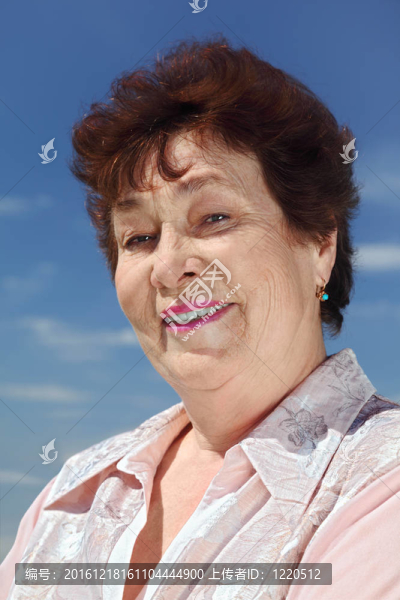 老人的黑發(fā)女人微笑戶外人像；藍色的天空