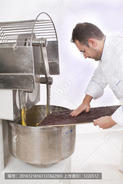 糕點(diǎn)廚師準(zhǔn)備配料