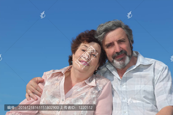 老人與女人擁抱與微笑的畫像；藍(lán)天