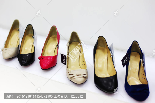 商店里的六種女鞋；新的收藏；吸引人的折扣