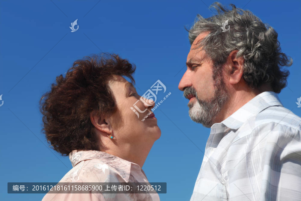 老婦人和男人互相望著；藍(lán)天