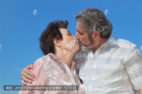 老人和女人親吻嘴唇的肖像；藍(lán)天