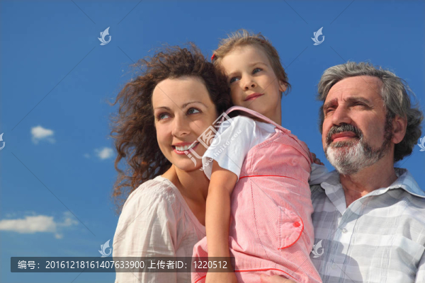 家庭與女孩；母親和祖父微笑和看一邊；藍(lán)天