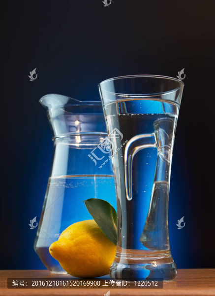 蘇打水和檸檬的玻璃