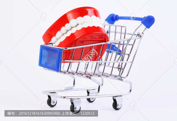 白色背景下購(gòu)買(mǎi)白色牙齒的小玩具顎