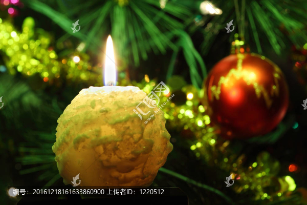 圓形的蠟燭，圣誕樹上的裝飾品，亮紅色的球和金屬箔