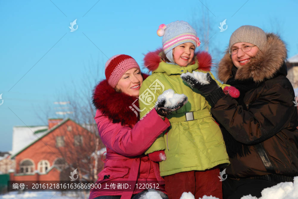 爸爸媽媽在冬天給女兒在戶外做雪球，爸爸媽媽坐在家里